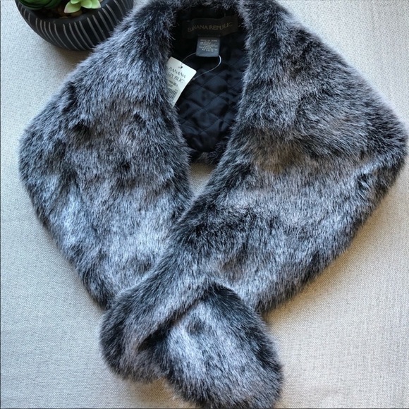 Banana Republic Accessories - ⚡️Host Pick⚡️NWT Banana Republic Faux Fur Wrap
